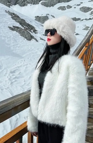 丽江玉龙雪山8月飘雪